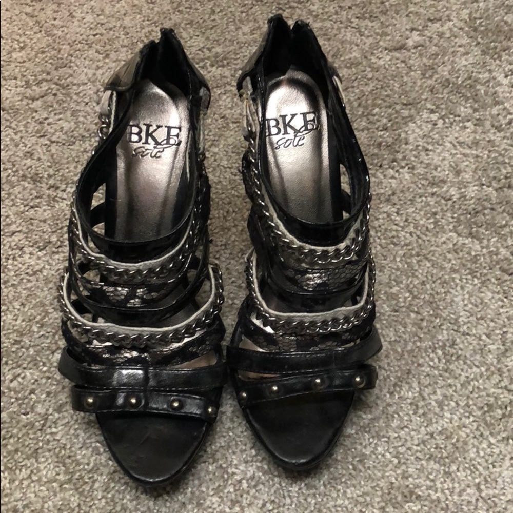 BKE buckle heals sandals